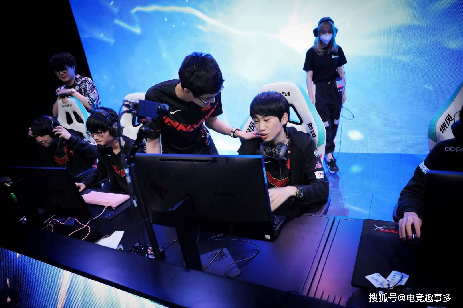 TheShy与50激战DWG分钟,出色防守胜负难料!,Doinb焦点对战赛场气氛高涨  TheShy与50激战DWG分钟,出色防守胜负难料!,Doinb焦点对战赛场气氛高涨