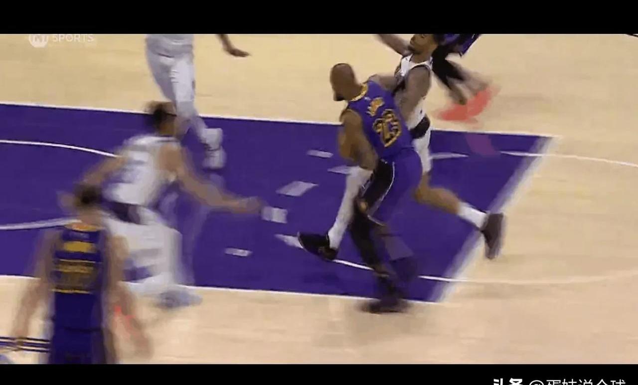 包含詹姆斯在独行侠比赛中精彩发挥，精彩发挥引发热议！的词条